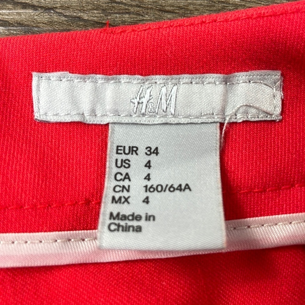 H&M Women’s Mid Rise Red Shorts, size 4 - Picture 2 of 10